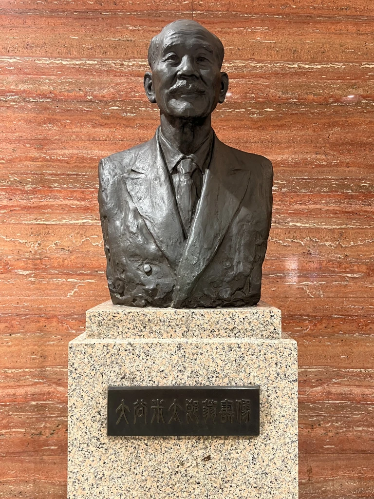 at TOC bronze statue of Otani Yonetaro made by Fumio Asakura 朝倉文夫さん作の大谷米太郎さんの銅像