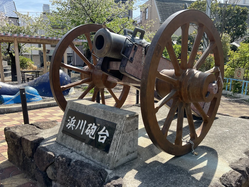 108	Sakamoto Ryōma zo  in Tachiaigawa	Hamakawa Battery Cannon - replica