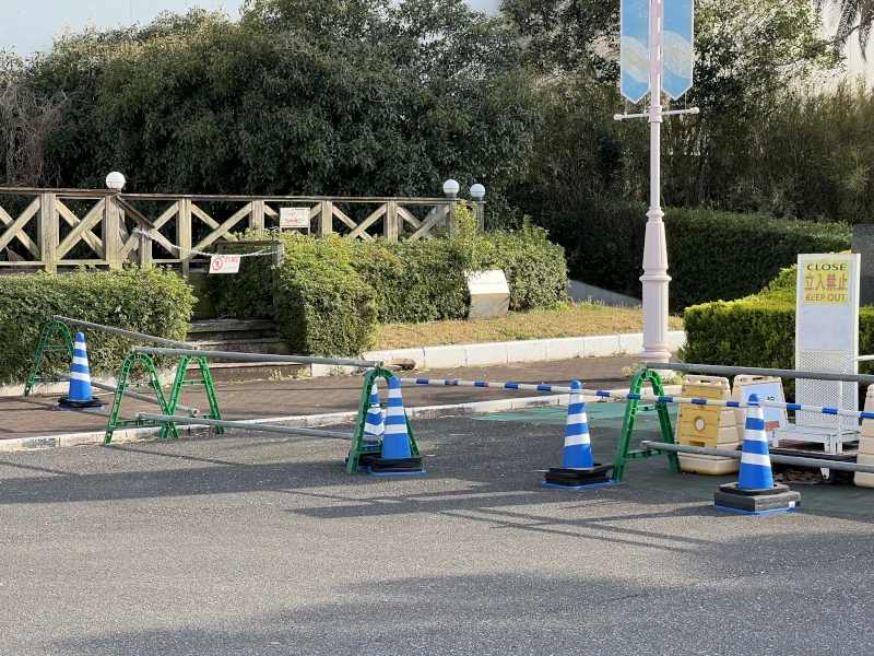 far view of the sign at 99: Scenery of the Museum of Maritime Science 船の科学館がある風景